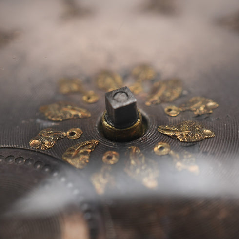 1880年 英國古董 裝飾錶盤 鑰匙上鍊 銀殼懷錶 可動 無指針(壞件)