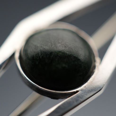英国ヴィンテージ 純銀台座 グリーンストーンブローチ Hjaltasteyn Ltd