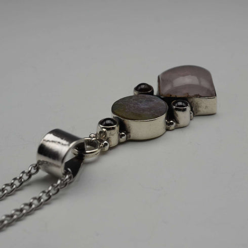 Colgante vintage de plata de ley con diseño Arts & Crafts y piedras múltiples, con cadena