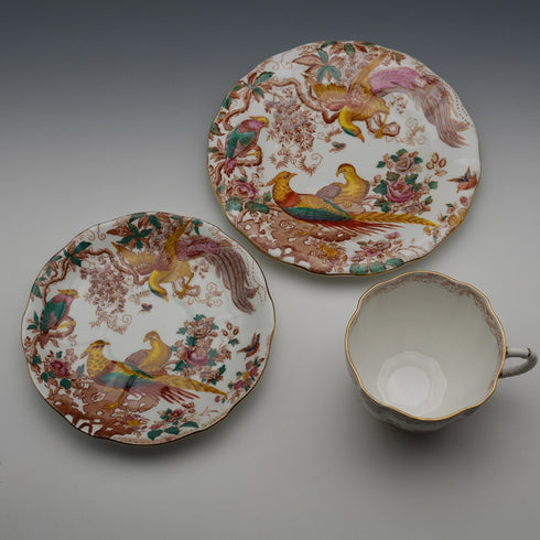 Trio de tazas de té vintage británico Royal Crown Derby "Old Aylesbury", c. 1947, n.º 2