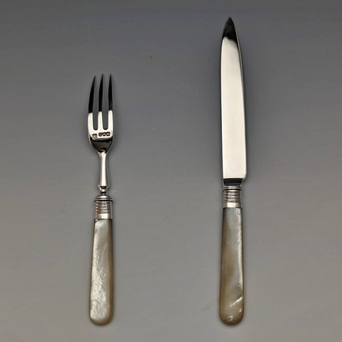 1909 年英國古董白色珍珠貝柄甜點餐具一對,裝在 Josiah Williams 盒中