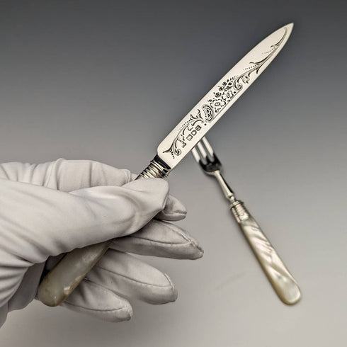 1909 年英國古董白色珍珠貝柄甜點餐具一對,裝在 Josiah Williams 盒中