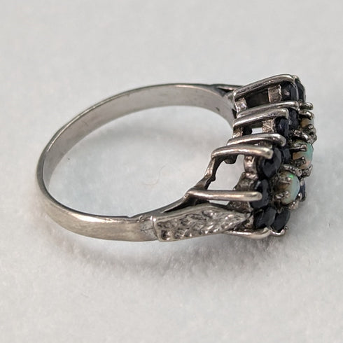 英国ヴィンテージジュエリー ダークブルーストーン&オパール3連フラワー シルバーリング(8-9号) 指輪