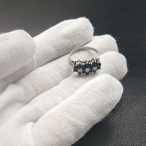 英国ヴィンテージジュエリー ダークブルーストーン&オパール3連フラワー シルバーリング(8-9号) 指輪