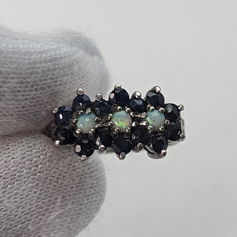 英国ヴィンテージジュエリー ダークブルーストーン&オパール3連フラワー シルバーリング(8-9号) 指輪