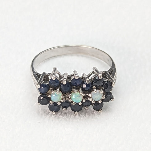 英国ヴィンテージジュエリー ダークブルーストーン&オパール3連フラワー シルバーリング(8-9号) 指輪