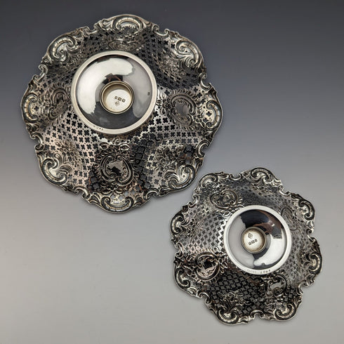 1897年 英国アンティーク 純銀製 ピアス装飾 脚付きボウル 大小ペア 計340g MAPPIN BROS