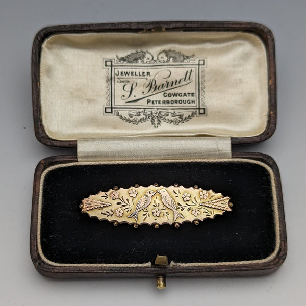 Around 1875 British antique 9ct gold small bird decoration pin brooch in case