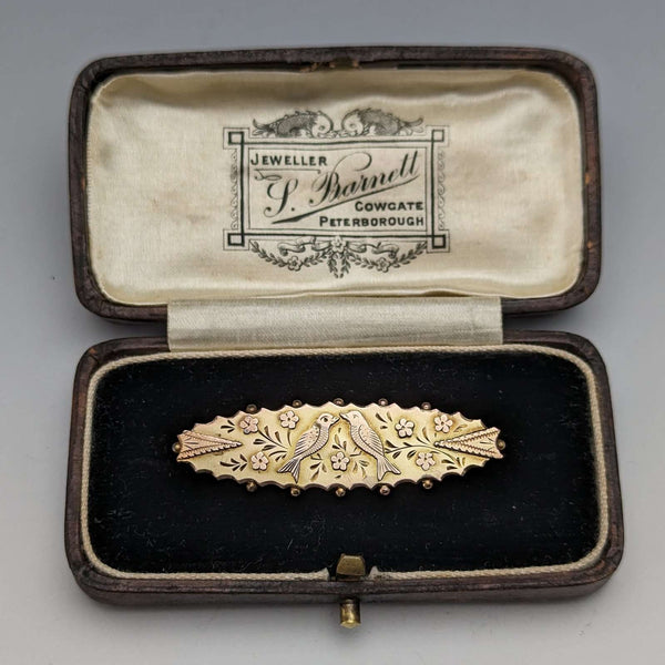 Around 1875 British antique 9ct gold small bird decoration pin brooch in case