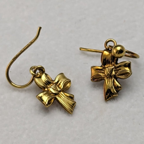 英国ヴィンテージジュエリー K9ゴールド リボンデザイン ピアス