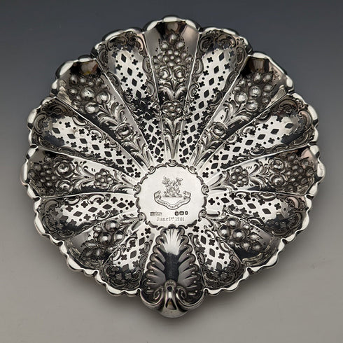 1895 British antique sterling silver shell dish with legs 238g James Dixon