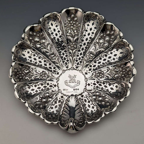 1895 British antique sterling silver shell dish with legs 238g James Dixon