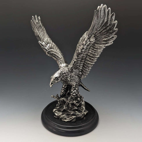 Figura de águila de color plateado vintage con base de madera