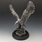 Figura de águila de color plateado vintage con base de madera