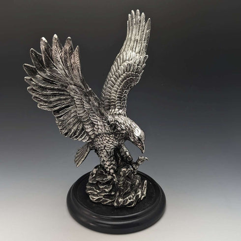 Figura de águila de color plateado vintage con base de madera