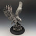 Figura de águila de color plateado vintage con base de madera