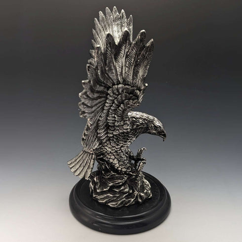 Figura de águila de color plateado vintage con base de madera