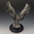 Figura de águila de color plateado vintage con base de madera