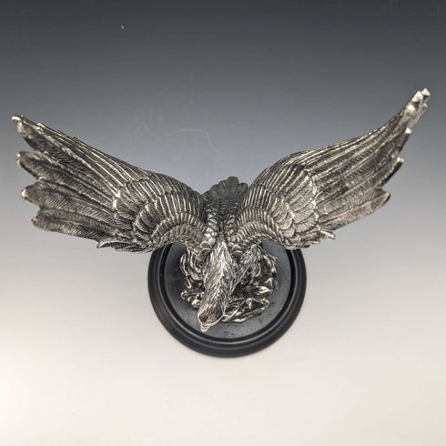 Figura de águila de color plateado vintage con base de madera
