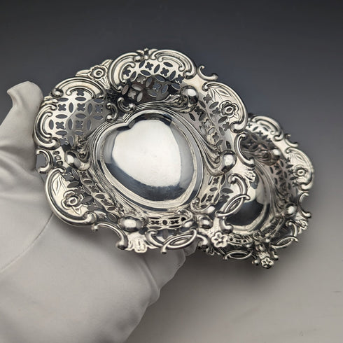 1895年 英国アンティーク 純銀製 脚付きボンボンディッシュペア 128g William Hutton