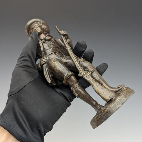 復古青銅人持槍雕像