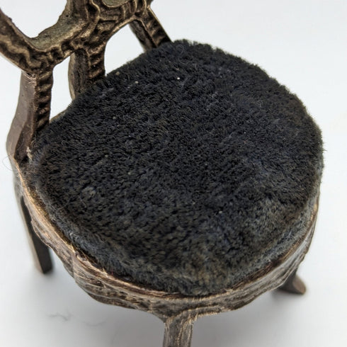 1920 年代黃銅椅子懷錶架灰色床單