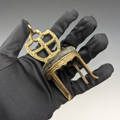 1920 年代黃銅椅子懷錶架灰色床單