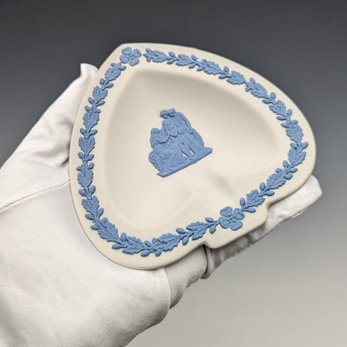 英国ヴィンテージ ウェッジウッド ジャスパーウェア製 スペード型ディッシュ ホワイト