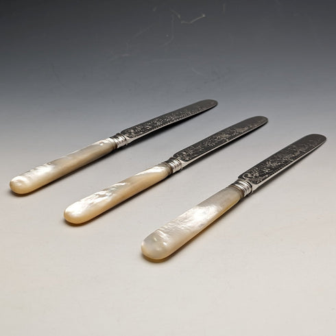 1880年 英国アンティーク 彫刻白蝶貝ハンドル デザートナイフx3 Stokes & Ireland
