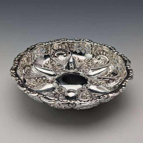 1902年 英国アンティーク 純銀製 花装飾 ディッシュ 43g Walker and Hall