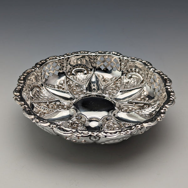 1902 British Antique Sterling Silver Floral Dish 43g Walker and Hall