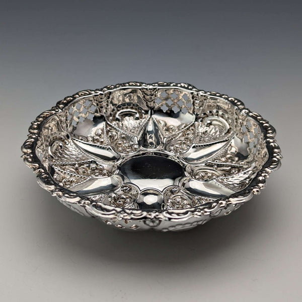 1902年 英国アンティーク 純銀製 花装飾 ディッシュ 43g Walker and Hall