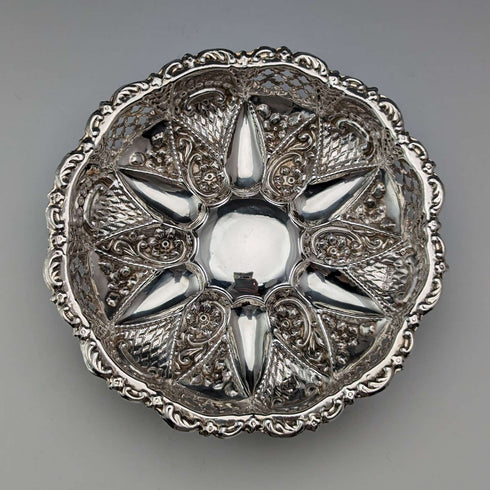 1902年 英国アンティーク 純銀製 花装飾 ディッシュ 43g Walker and Hall