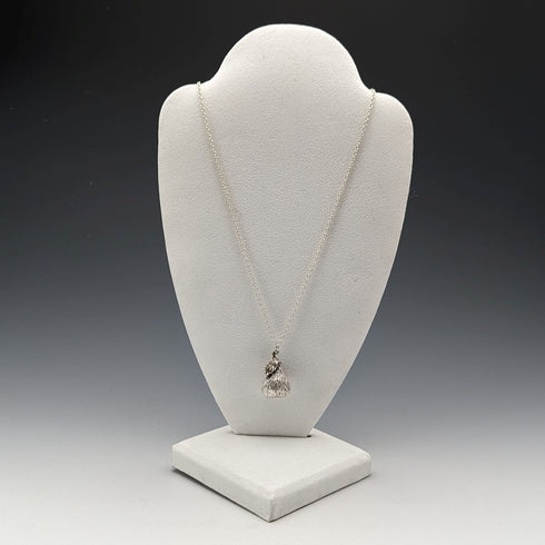 1976年 英国ヴィンテージ 純銀製 洋梨型ペンダント & 純銀製ネックレス