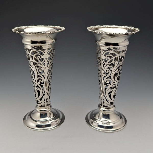 Circa 1901 British antique sterling silver vase pair with earring decoration, total weight 312g, Josiah Williams