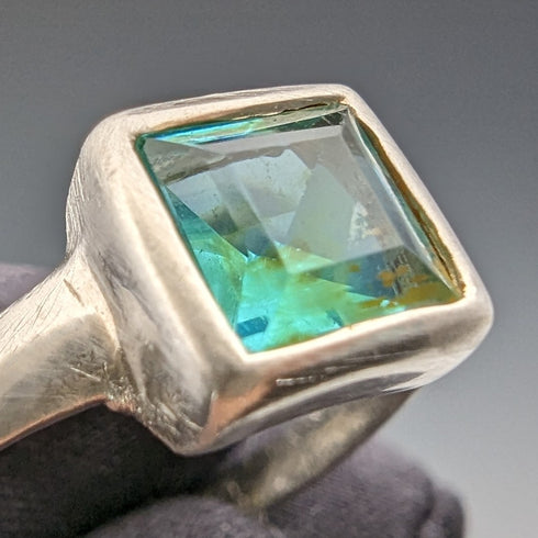 British Vintage Jewelry Square Green Stone Sterling Silver Ring (Size 20)