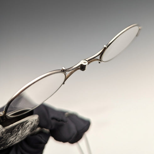 米国アンティーク 純銀製 細密装飾 携帯用折りたたみ式眼鏡 ロニエット チェーン付き