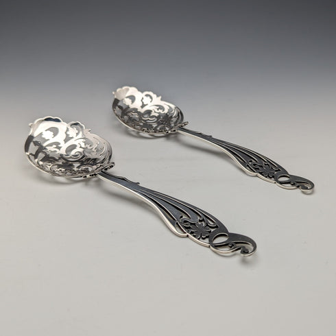 1911 British antique sterling silver serving spoon pair 104g Martin, Hall & Co