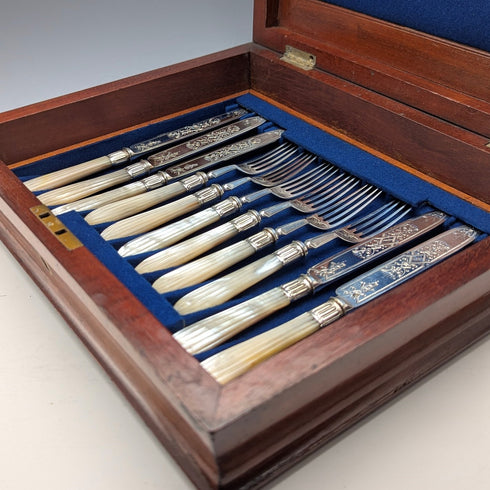 1906年 英国アンティーク 彫刻白蝶貝ハンドル 純銀ブレード デザートカトラリー6ペア William Hutton 木箱入り