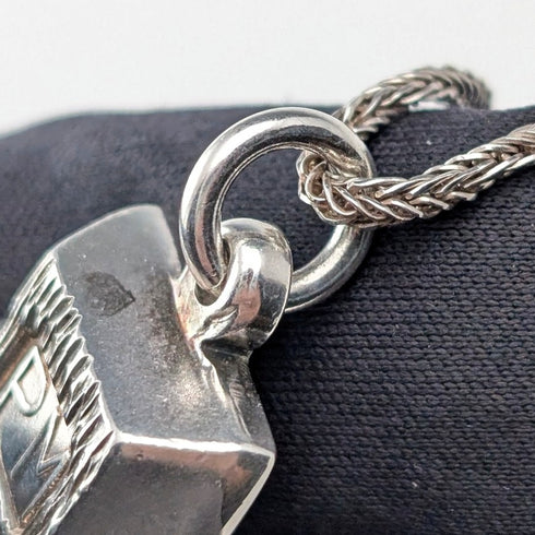 1977 年英國不列顛尼亞銀錠吊墜,1 金衡盎司,附純銀項鍊