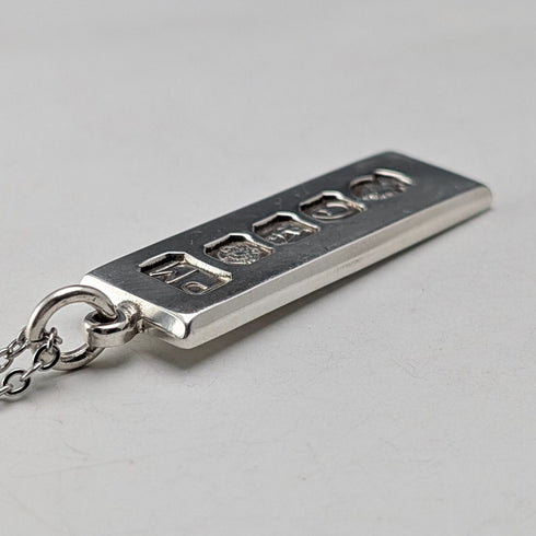 1977 British Britannia silver ingot pendant, 1/2 troy ounce, with necklace