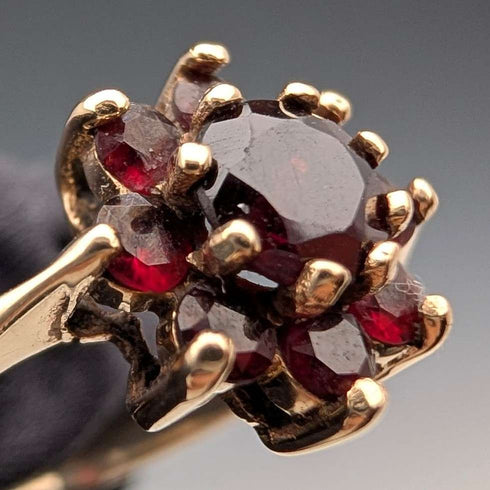 British Vintage Jewelry 9ct Gold & Garnet Ring 2.3g (Size 12)