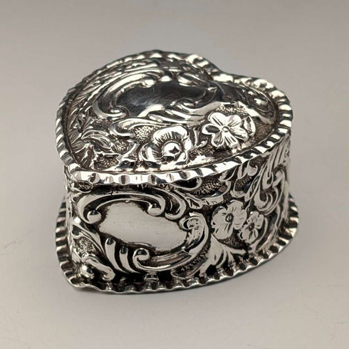 1892 British antique sterling silver heart-shaped box, 25g