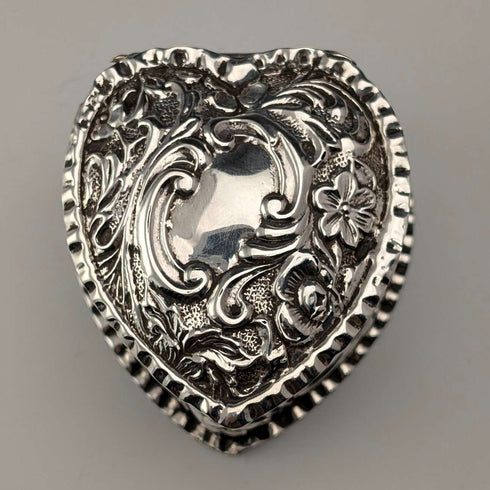 1892 British antique sterling silver heart-shaped box, 25g
