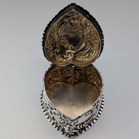 1892 British antique sterling silver heart-shaped box, 25g
