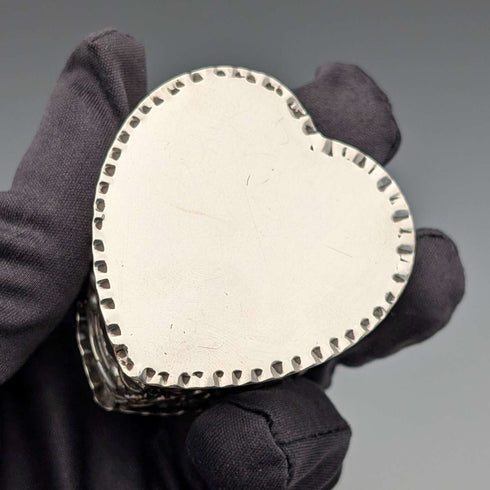 1892 British antique sterling silver heart-shaped box, 25g