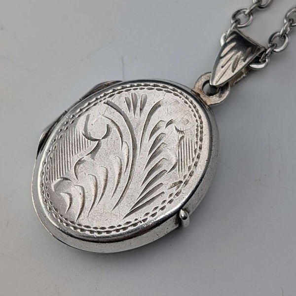 Vintage sterling silver oval locket pendant 2.7g with necklace