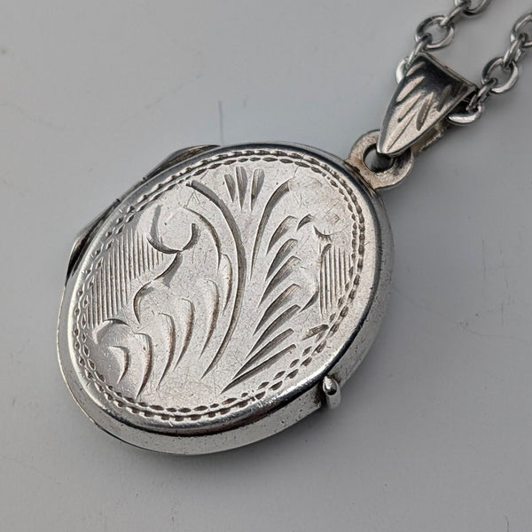 Vintage sterling silver oval locket pendant 2.7g with necklace