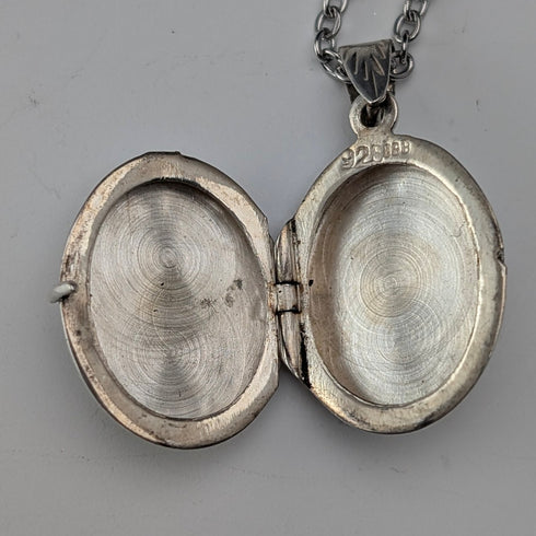 ヴィンテージ 純銀製 オーバル型ロケットペンダント 2.7g ネックレス付き