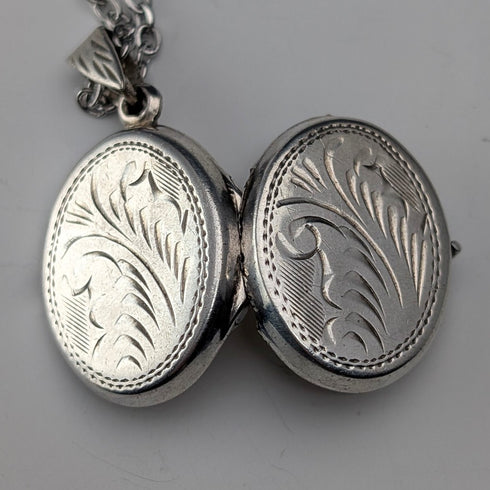 ヴィンテージ 純銀製 オーバル型ロケットペンダント 2.7g ネックレス付き